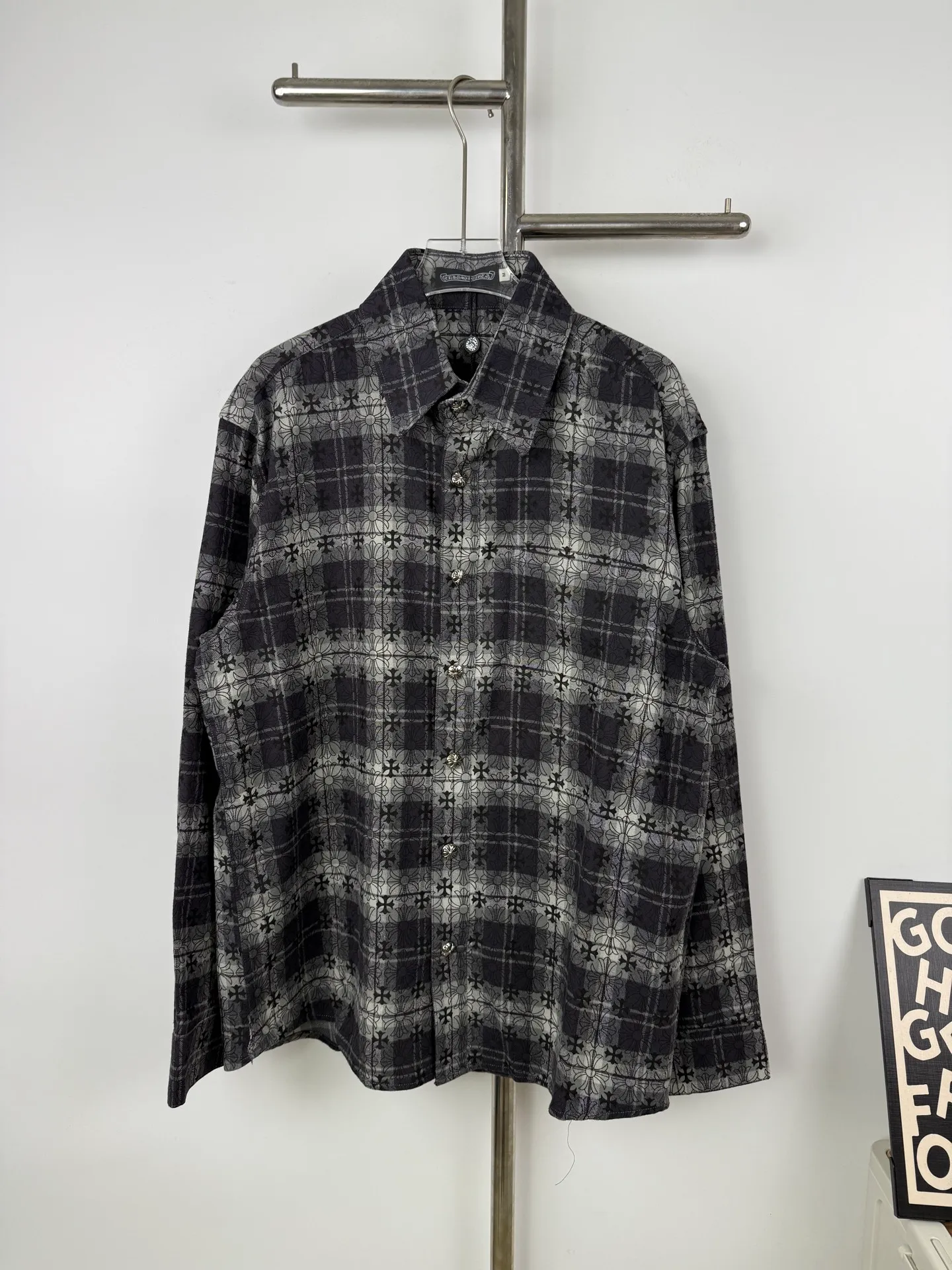 P230 💰Model number B26 Chrome Hearts classic cashew flower cross all-over printed jacquard long-sleeved top couple casual shirt 1️⃣Customized original jacquard fabric, high-quality pure cotton jacquard plaid fabric, soft and comfortable to the touch, a very high-quality fabric! 2️⃣The details of the workmanship are perfectly controlled. The lining is made of vest hemming, and the cuffs are made of double cross leather labels. It is different from the ordinary version. The collar is also designed with interlining, which shows high-end fashion and personality. The style is fashionable, simple and elegant, and it is a very versatile jacket! 4⃣️Complete accessories, all customized with original versions! Same style for men and women Color: cashew black Size: S, M, L, XL